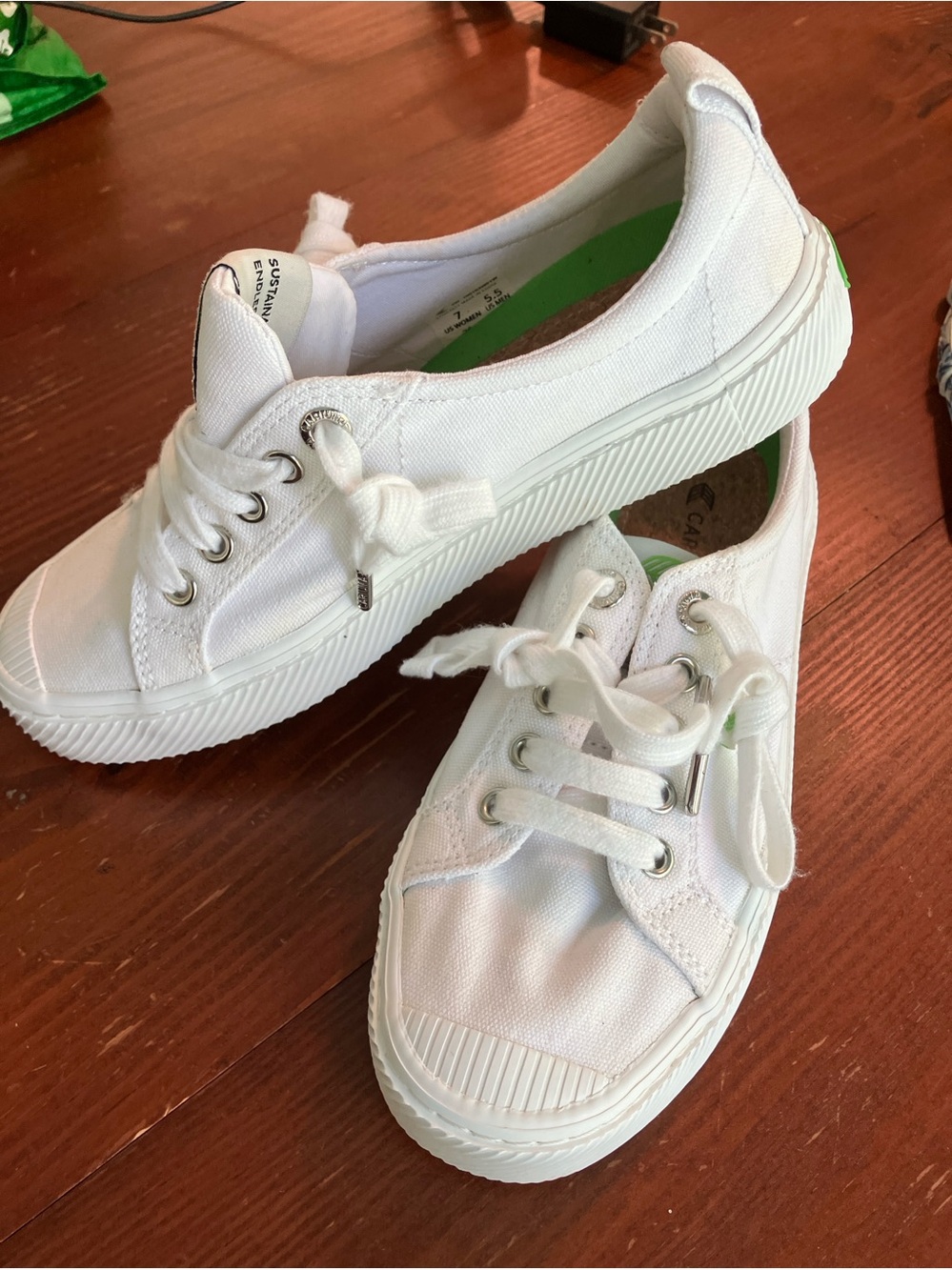 Cariuma OCA Low White Canvas Sneakers size 7 women’s